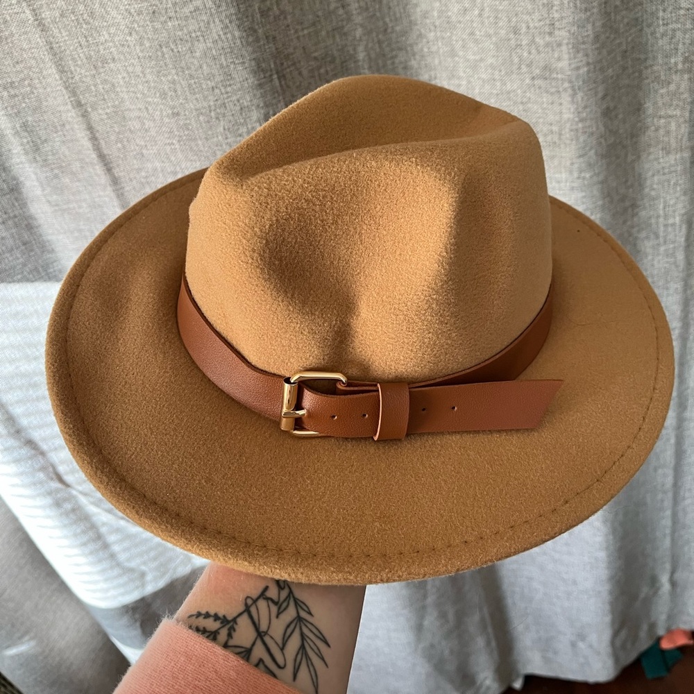 Wool hat camel/tan brown leather strap detail